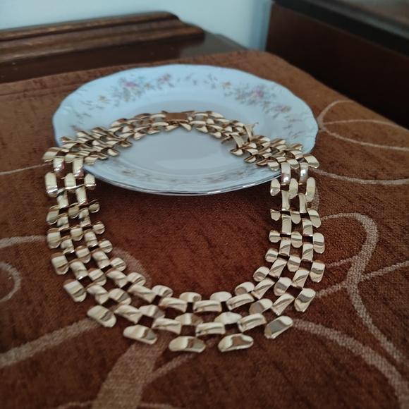 Chic Gold Statement Necklace for Women - Picture 3 of 7